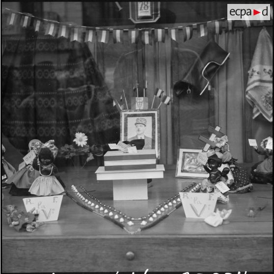 Alger. Décorations de magasins pour le référendum.