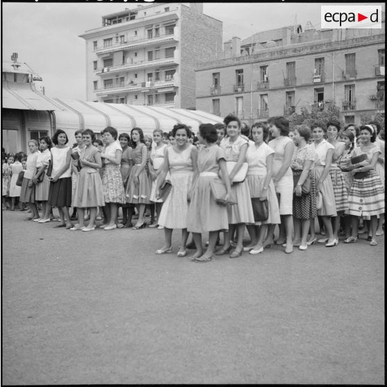 Alger. La rentrée des classes.