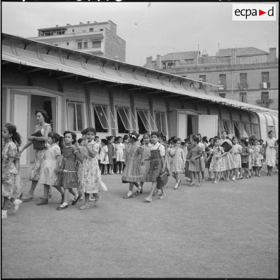Alger. La rentrée des classes.