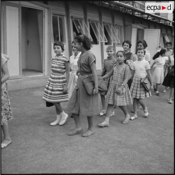 Alger. La rentrée des classes.