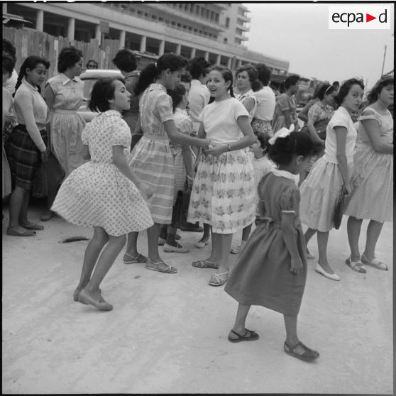 Alger. La rentrée des classes.
