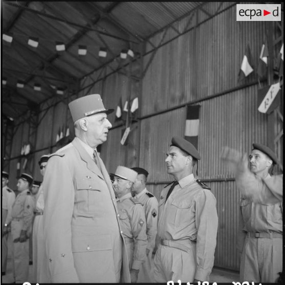 Le général de Gaulle en visite sur la base aérienne de Tiaret.