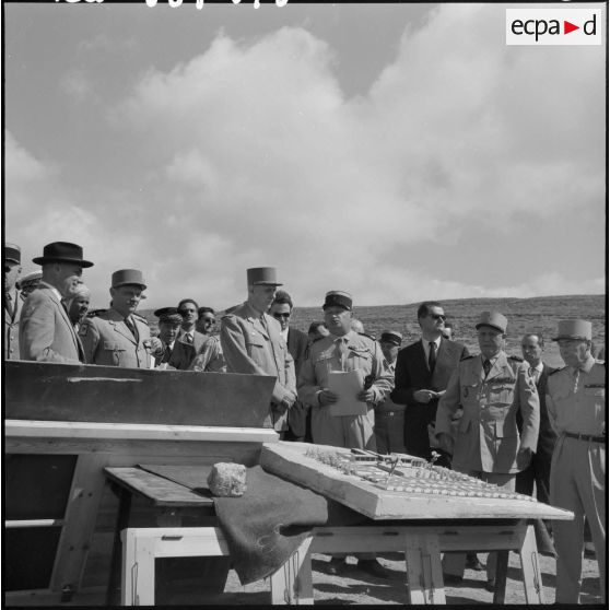 Le général de Gaulle en visite dans l'Oranais.