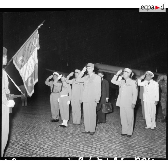 Cérémonie militaire sur une base aérienne de la région d'Oran.