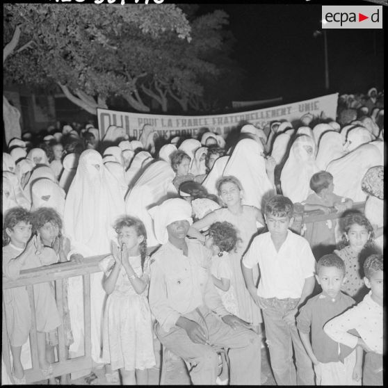 Oran. Rassemblement pour le Oui au référendum.