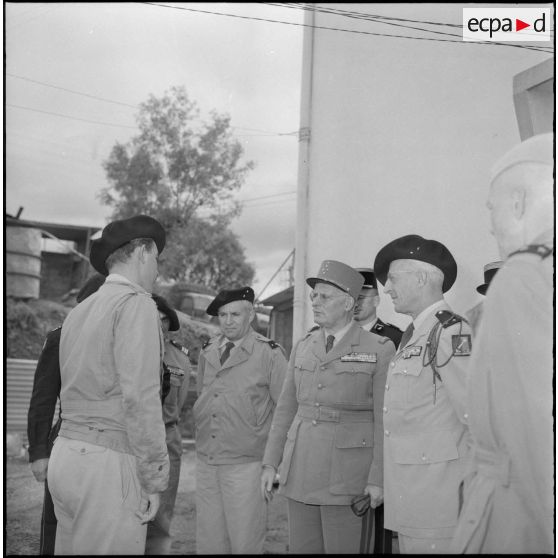 Le général Zeller en visite dans le secteur de Fort National.