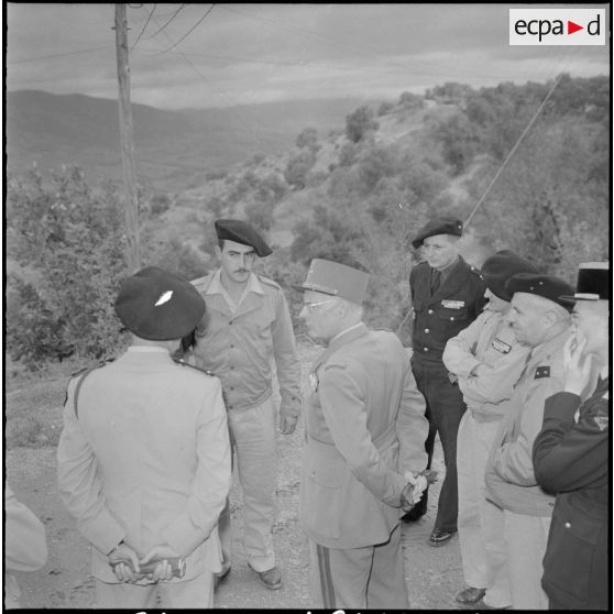 Le général Zeller en visite dans le secteur de Fort National.