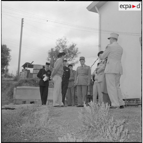 Le général Zeller en visite dans le secteur de Fort National.