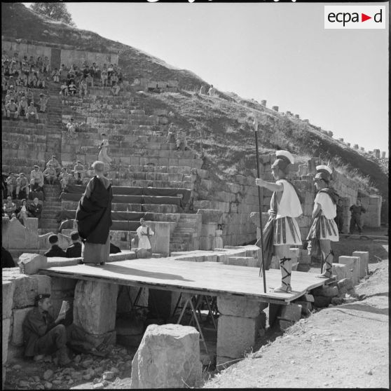Pièce de théâtre dans le théâtre antique de Djemila.