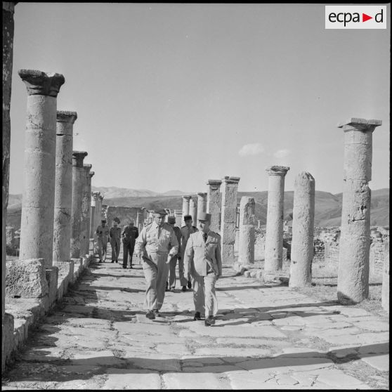 Personnalités militaires dans les ruines de Djemila.