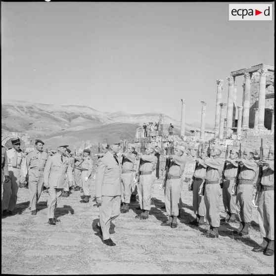 Cérémonie militaire à Djemila.