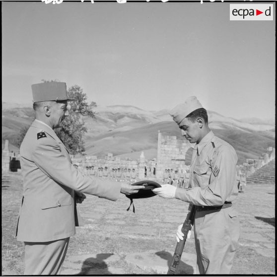 Cérémonie militaire à Djemila.