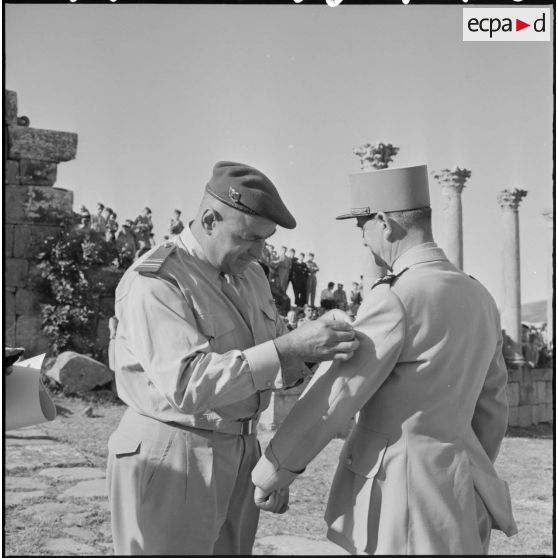 Cérémonie militaire à Djemila.