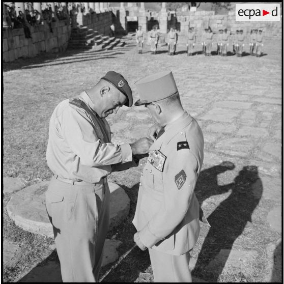 Cérémonie militaire à Djemila.