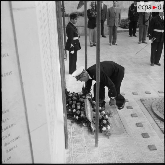 Alger. Cérémonie au monument aux Morts.