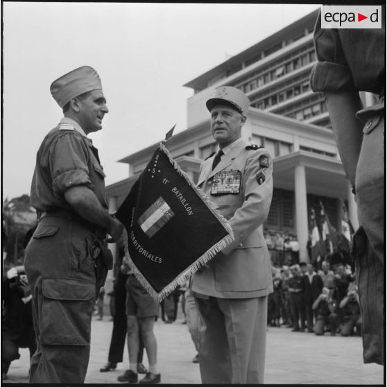 Cérémonie militaire au forum d'Alger.