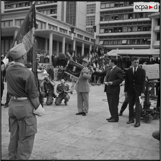 Cérémonie militaire au forum d'Alger.