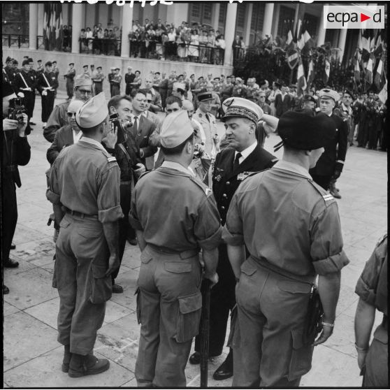 Cérémonie militaire au forum d'Alger.