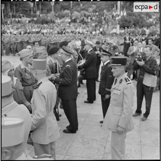 Cérémonie militaire au forum d'Alger.