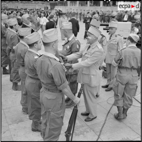 Cérémonie militaire au forum d'Alger.