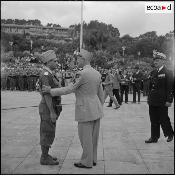 Cérémonie militaire au forum d'Alger.
