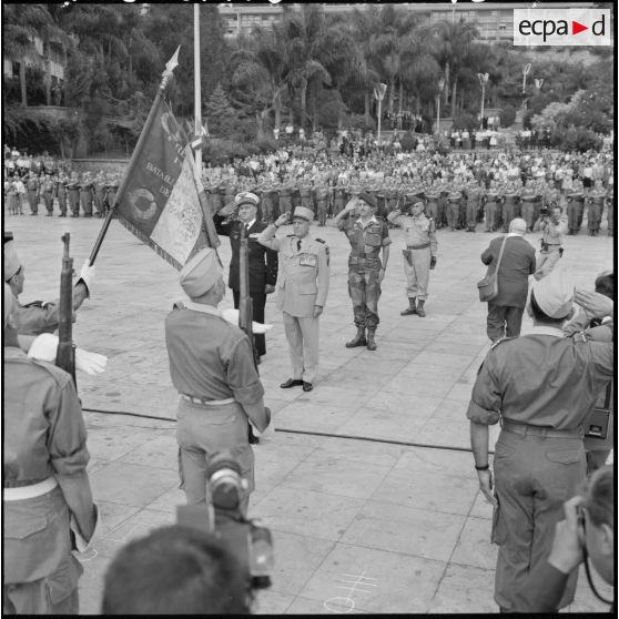 Cérémonie militaire au forum d'Alger.