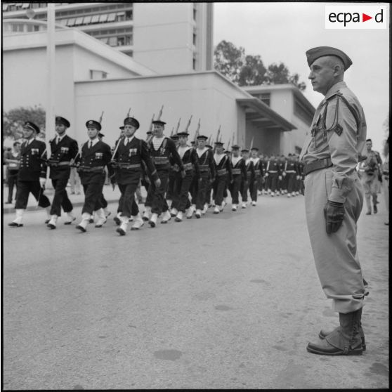 Alger. Défilé de marins.