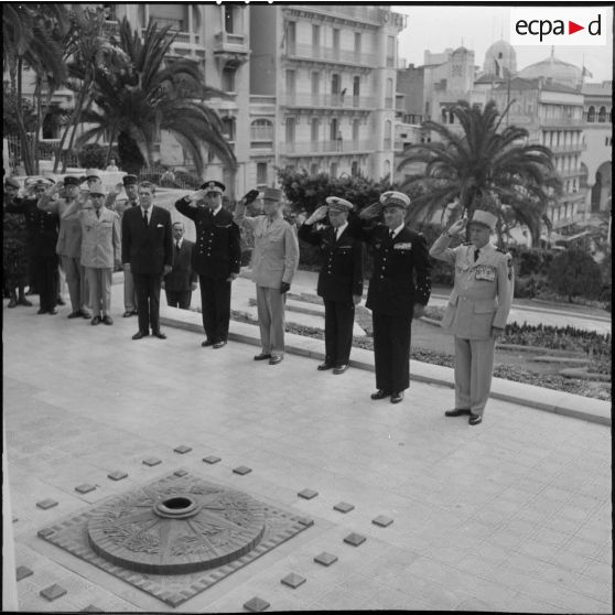 Alger. Cérémonie au monument aux Morts.