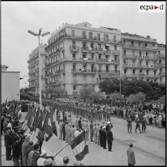 Cérémonie militaire à Alger.