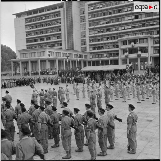 Cérémonie militaire au forum d'Alger.