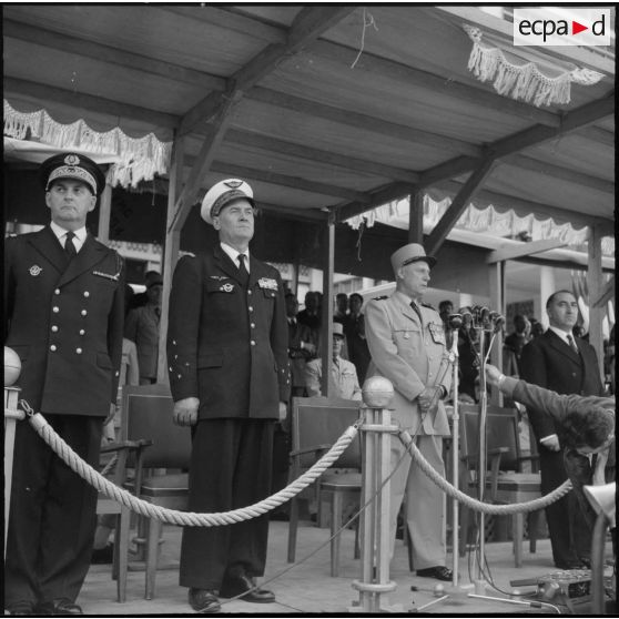 Cérémonie militaire au forum d'Alger.