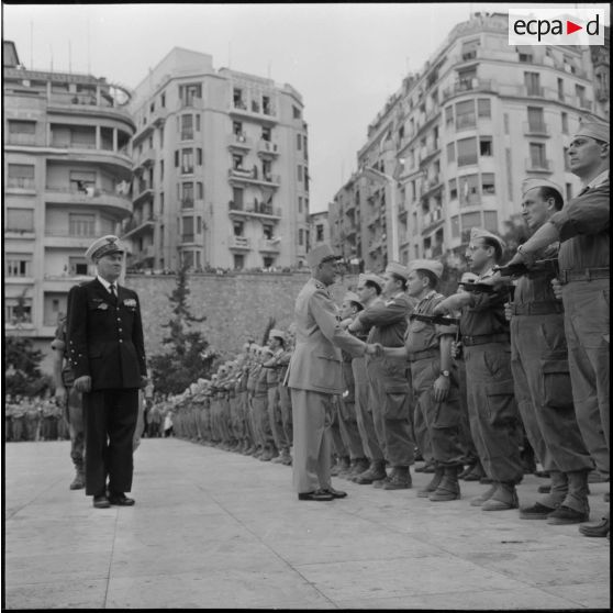 Cérémonie militaire au forum d'Alger.