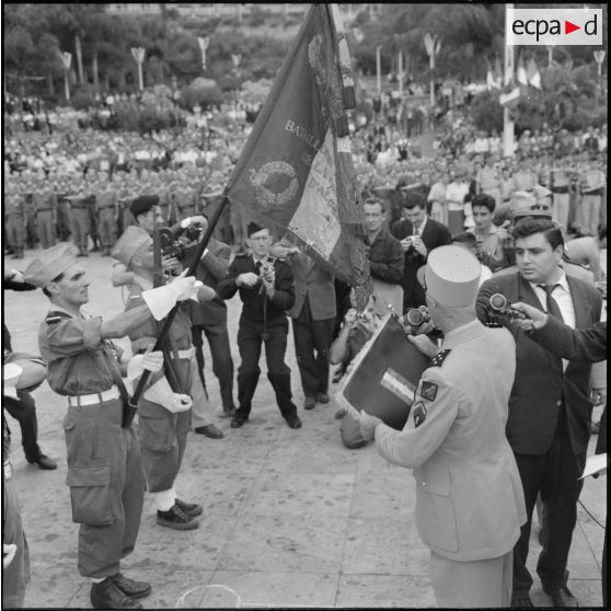 Cérémonie militaire au forum d'Alger.