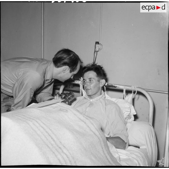 Alger. Distribution de disques aux blessés de l'hôpital Maillot.