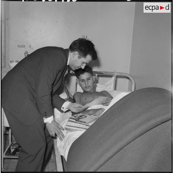 Alger. Distribution de disques aux blessés de l'hôpital Maillot.