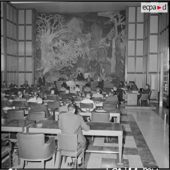 Alger. Conférence présidée par le général Salan.