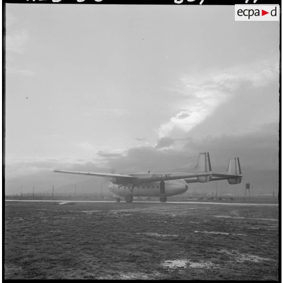 Un avion sur une piste.