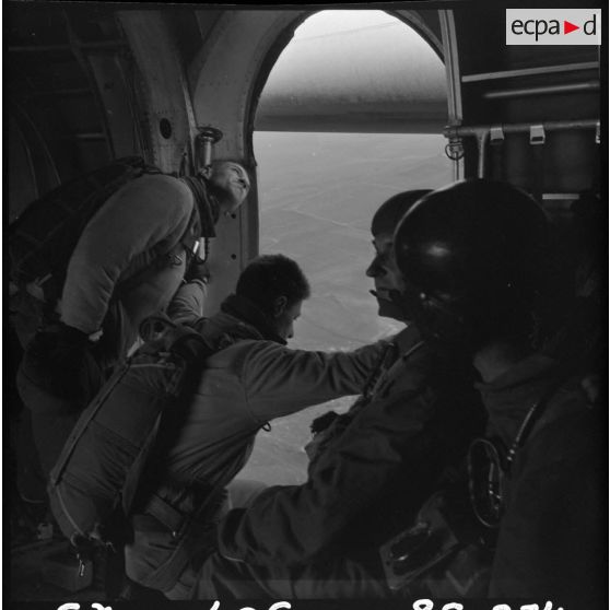 Entraînement de parachutistes.