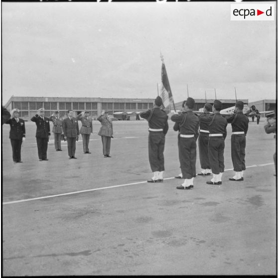 Cérémonie militaire sur le terrain d'aviation de Teleghma.