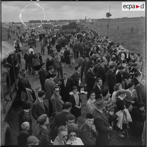 Meeting parachutistes-aviateurs à Maison-Blanche.
