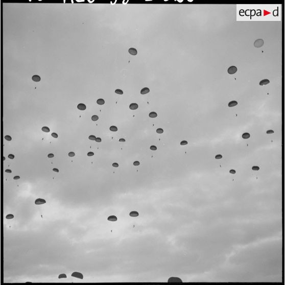 Meeting parachutistes-aviateurs à Maison-Blanche.