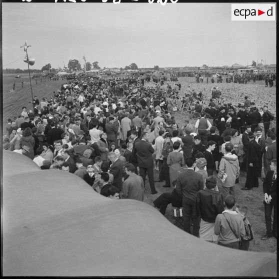Meeting parachutistes-aviateurs à Maison-Blanche.