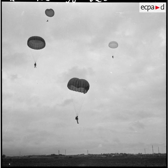 Meeting parachutistes-aviateurs à Maison-Blanche.