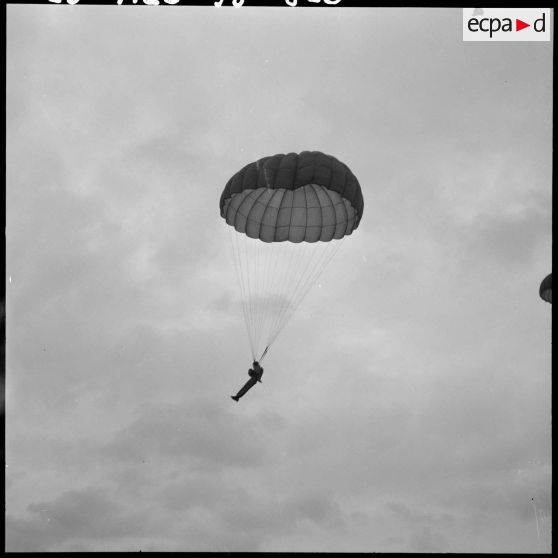 Meeting parachutistes-aviateurs à Maison-Blanche.