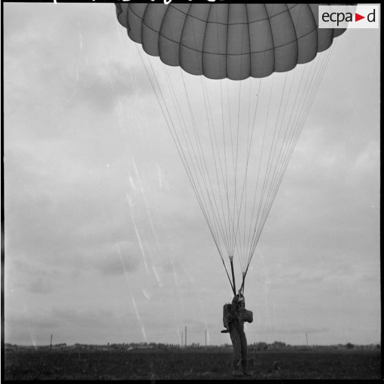 Meeting parachutistes-aviateurs à Maison-Blanche.