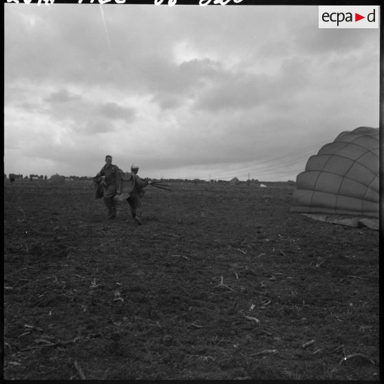 Meeting parachutistes-aviateurs à Maison-Blanche.
