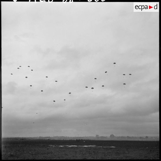 Meeting parachutistes-aviateurs à Maison-Blanche.