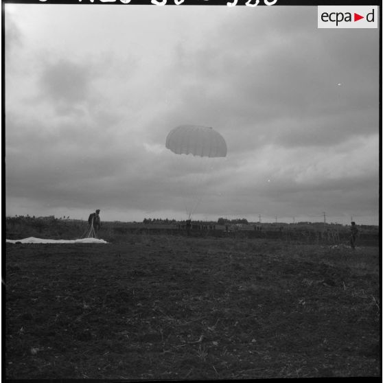 Meeting parachutistes-aviateurs à Maison-Blanche.