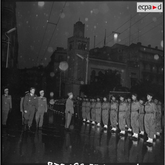 Alger. Cérémonie militaire.