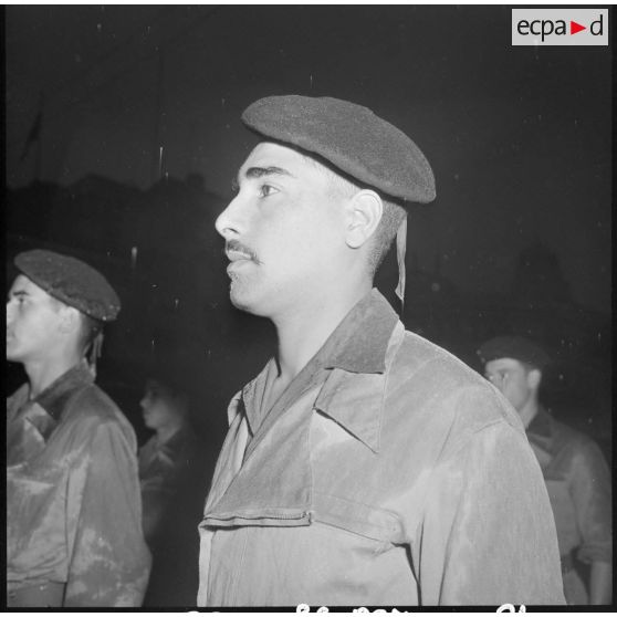 Alger. Cérémonie militaire devant le monument aux Morts.